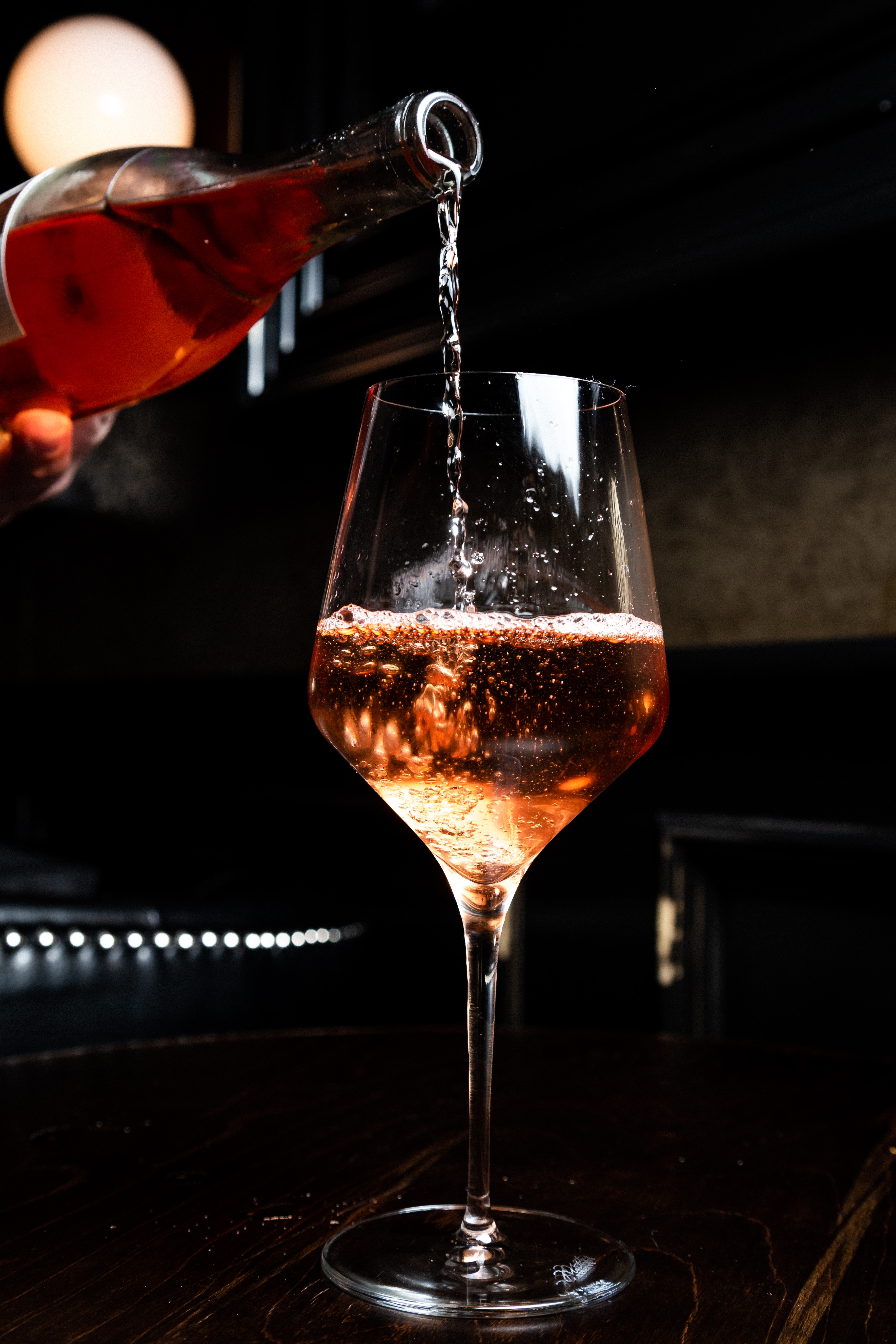alcool, une bouteille de rosé sert un verre
