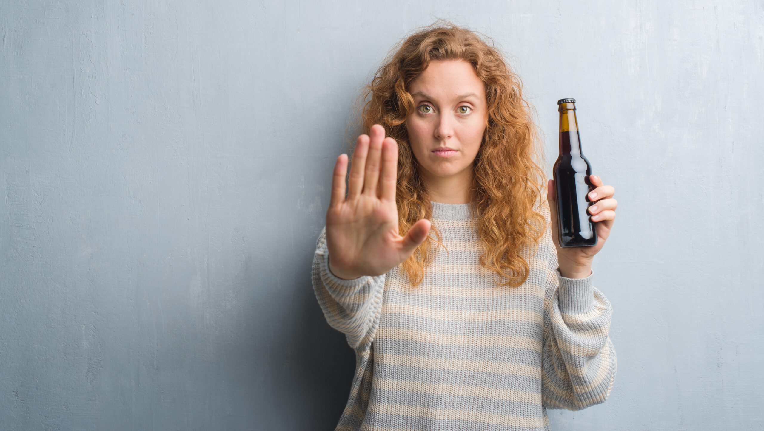 Dépendance, une femme dit stop à l'alcool.