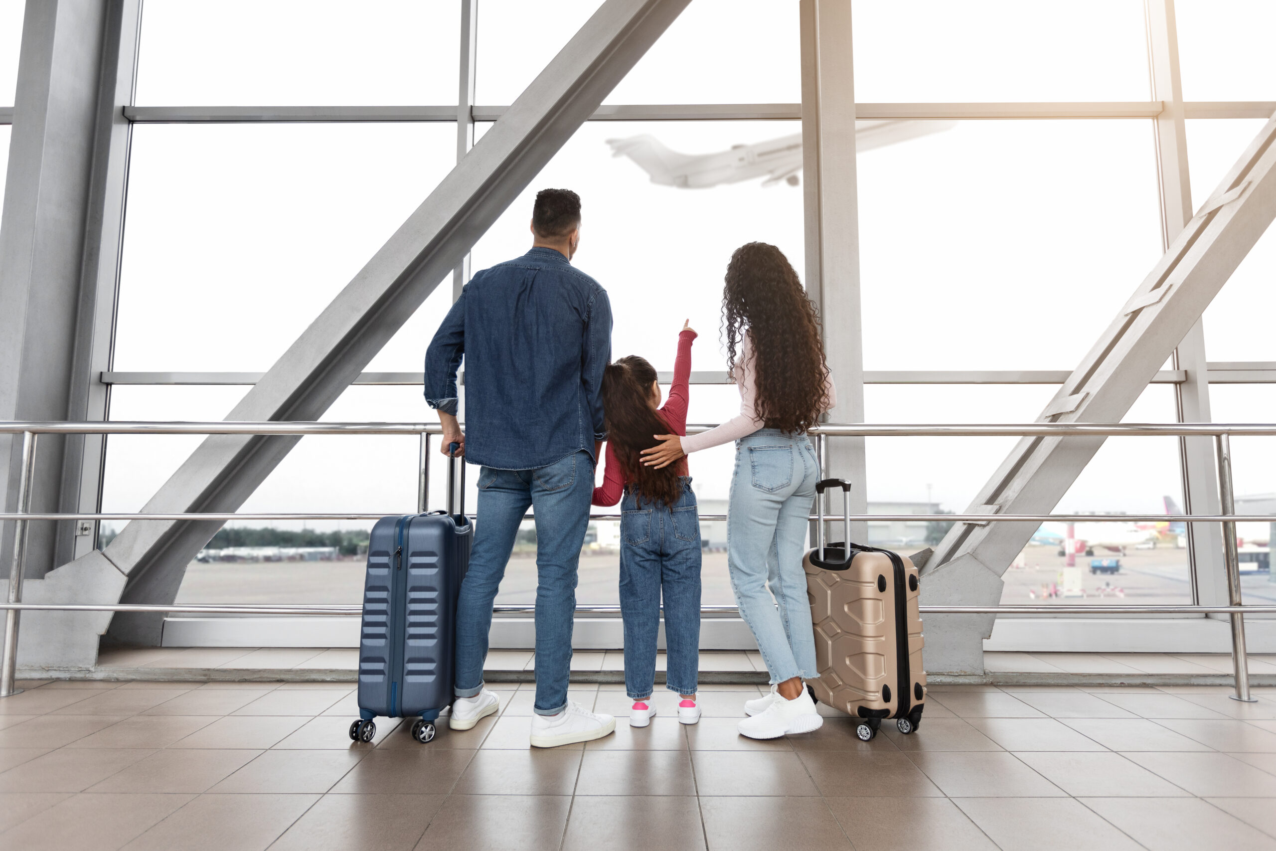 expatriation, une famille sur le départ à l'aeroport